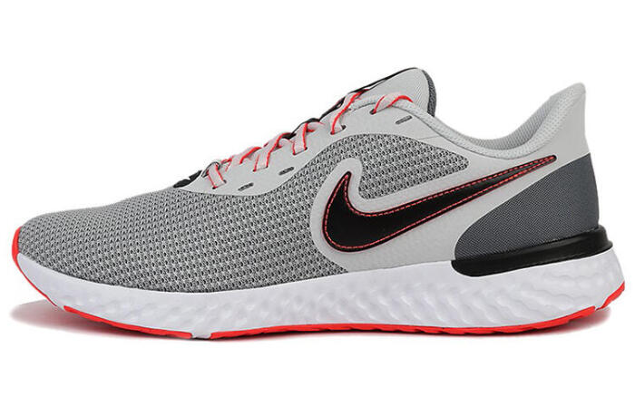 Nike REVOLUTION 5
