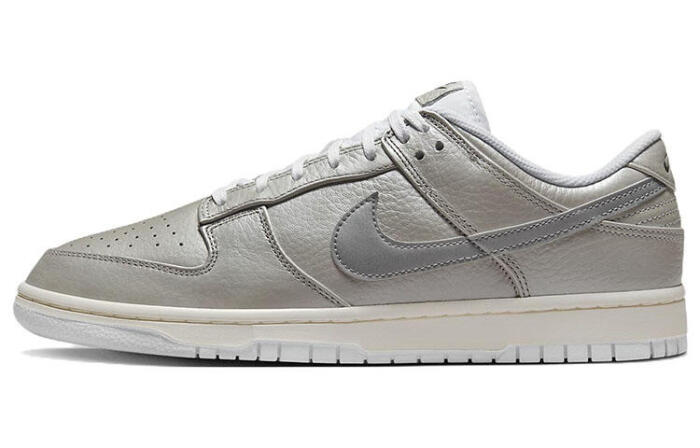 Nike Dunk "Metallic Silver"